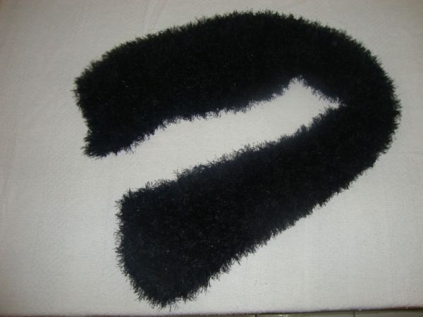 Cachecol preto de pêlos