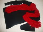 Cachecol vermelho com franjas